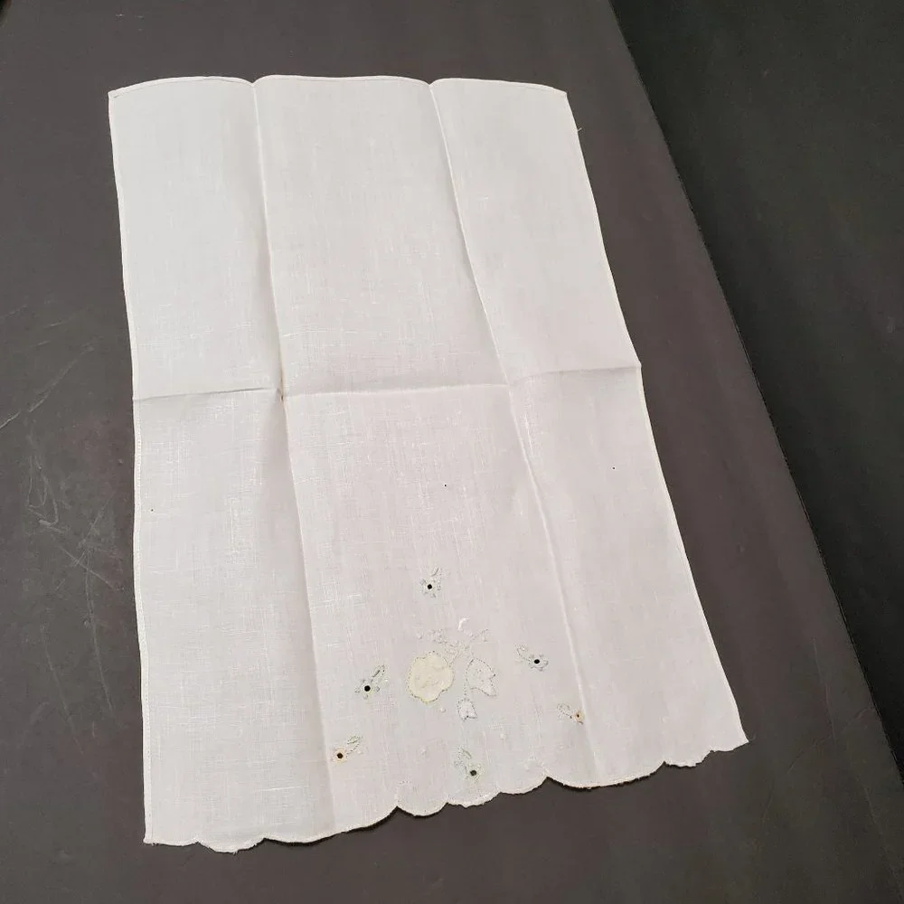 Vintage Embroidered Guest Towel, Fingertip, Embroidery, Applique ,Floral, Linens